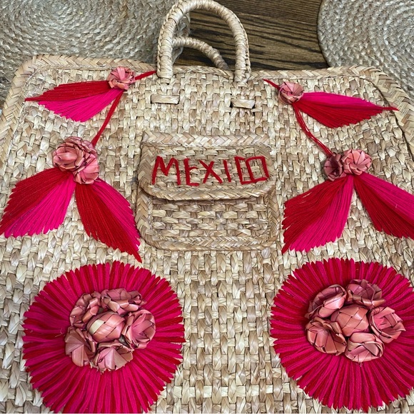 Mexican Artesanía Handcrafted Straw Tote with Pink Accents - Picture 6 of 8